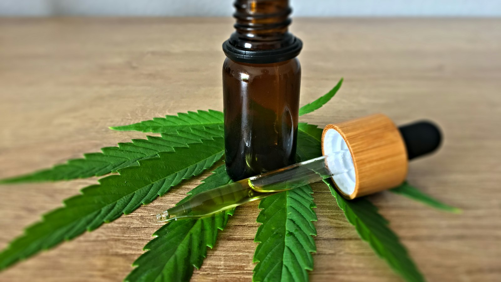 CBD und Alkohol: Kann man CBD und Alkohol zusammen konsumieren?
