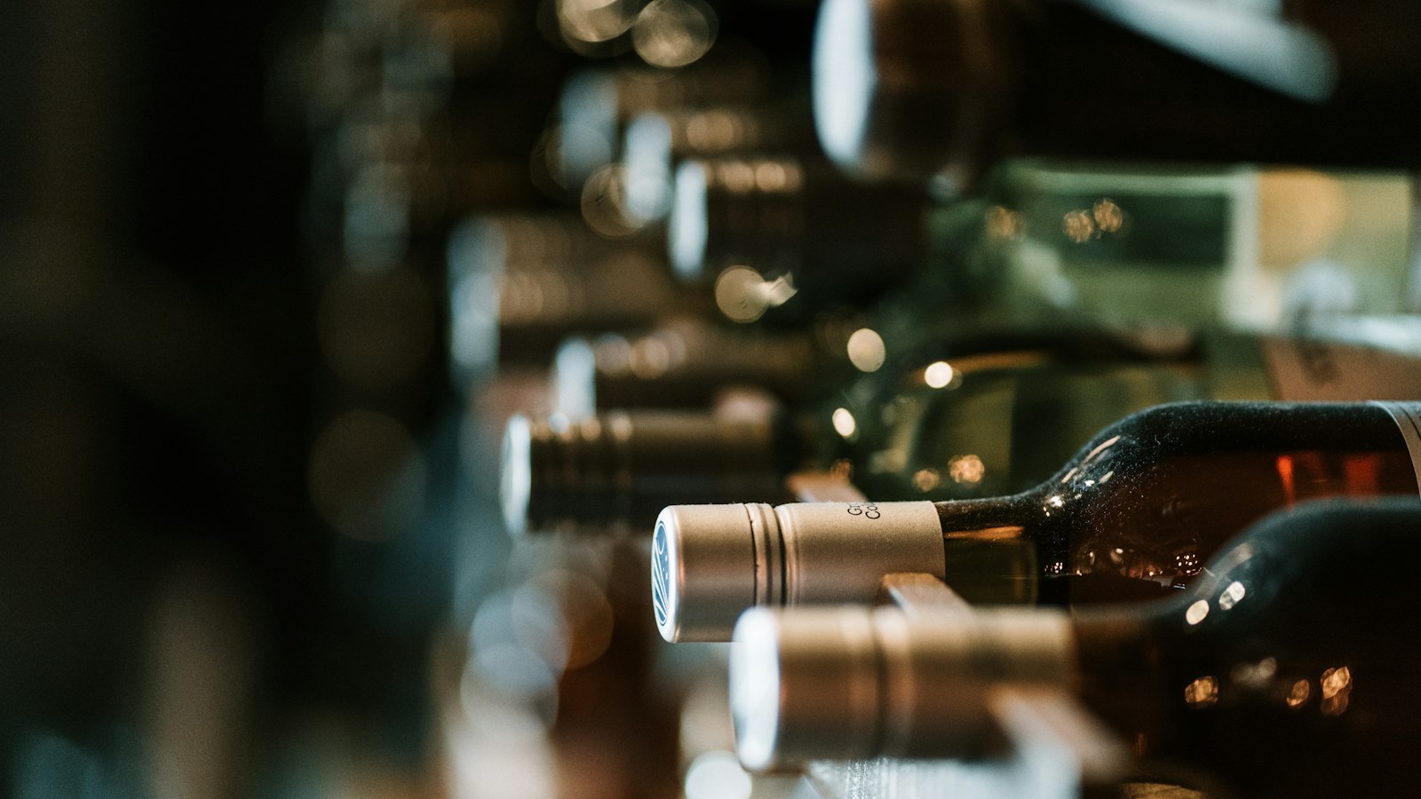 Wie man Wein richtig reifen lässt: Trinkfenster sicher erkennen