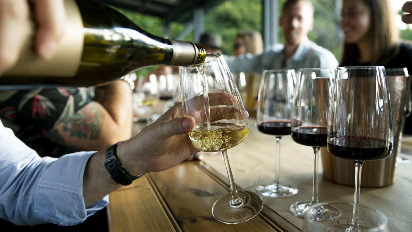 Wie schenkt man Wein richtig ein? Der komplette Praxisguide